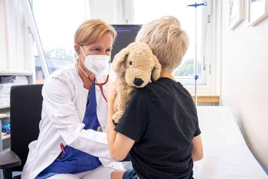 Kind wird im Ambulanzzentrum Lüneburg untersucht